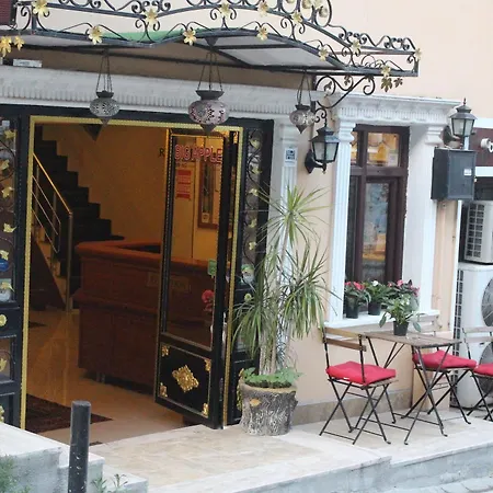 Big Apple Hostel *